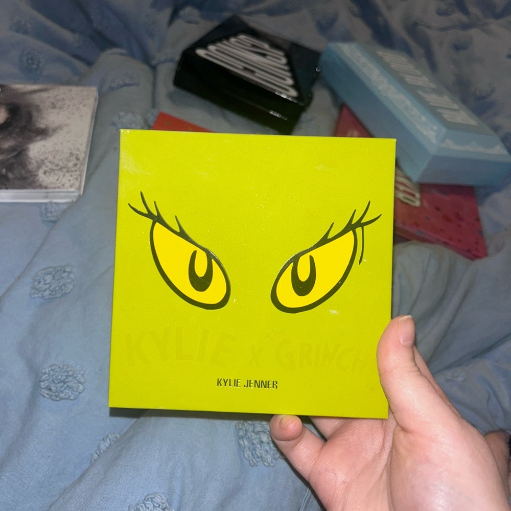kylie x grinch eyeshadow